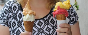 Deux glaces à la vanille et aux fruits dans un cornet.