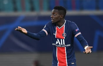Idrissa Gana Gueye joue pour le PSG lors d'un match important.