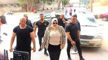 Groupe de personnes avec une femme en hijab et des hommes en civil.