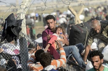 Refugiés dans un camp au Maroc, famille en détresse.