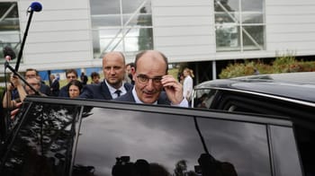 Jean Castex sortant du véhicule lors de sa démission.