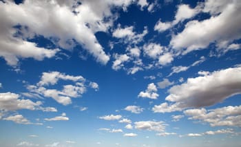 Ciel bleu avec nuages blancs en Algérie, météo ensoleillée.