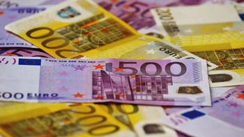 Billets de banque en dinar algérien, euro et autres devises.