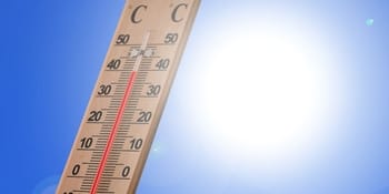 Thermomètre indiquant une forte chaleur en plein soleil.