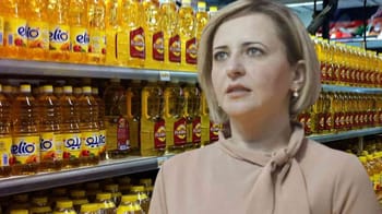 Ibtissem Hamlaoui dans un supermarché avec des bouteilles d'huile.