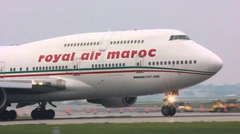 Avion de Royal Air Maroc prêt à décoller sur la piste.
