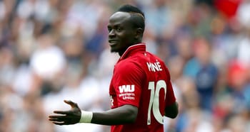 Sadio Mané en maillot rouge avec le numéro 10, sur le terrain.