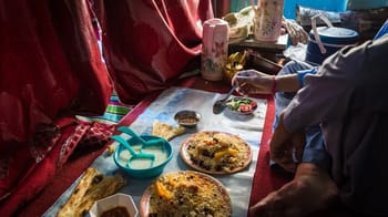 Couple partageant un repas dans un restaurant traditionnel au Maghreb.
