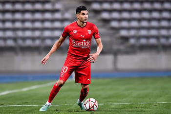 Zinedine Ferhat en train de jouer au football pour Nîmes.