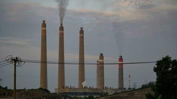 Centrale électrique avec plusieurs cheminées émettant de la fumée.