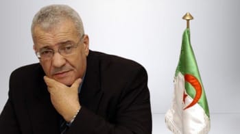 Mohamed Saïd, ancien porte-parole de la présidence algérienne, en portrait sérieux.