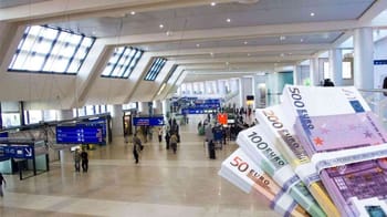 Billets d'euros et hall d'aéroport moderne et lumineux.