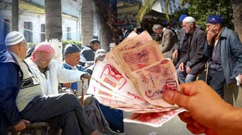 Distribution de billets de banque aux retraités en Algérie.