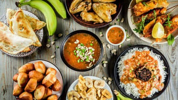 Repas traditionnel marocain avec couscous, tajine et pâtisseries.
