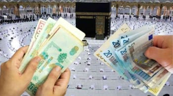 Échange de devises étrangères devant la Kaaba à La Mecque.