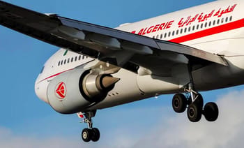 Avion d'Air Algérie en vol avec logo visible.