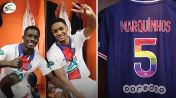 Deux joueurs de football souriants en vestiaire avec maillot et équipement.