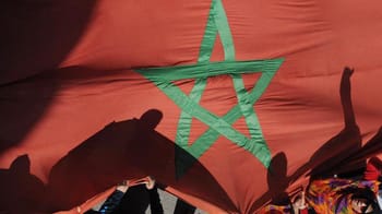 Drapeau du Maroc avec étoile verte sur fond rouge.