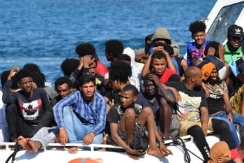 Migrants en Méditerranée, voyage dangereux, crise migratoire, Afrique vers Europe.