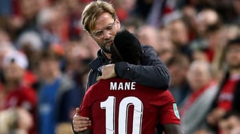 Jurgen Klopp embrasse Sadio Mané lors d'un match de football.