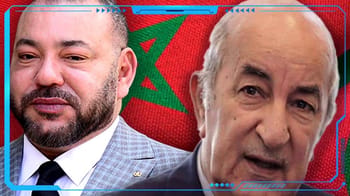 Image de deux hommes politiques avec drapeau marocain en arrière-plan.