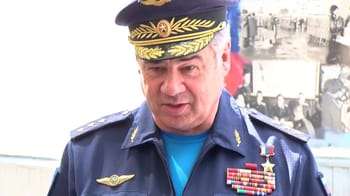 Officier militaire russe en uniforme avec décorations et médailles.