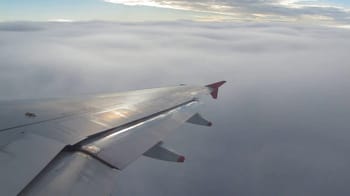 Vue d'avion au-dessus des nuages lors d'un vol Maroc-France.