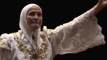 Chafia Boudraa, actrice algérienne, lors d'une performance sur scène.