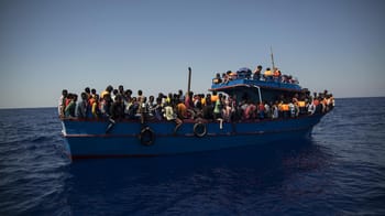 Bateau surpeuplé transportant des migrants en mer.