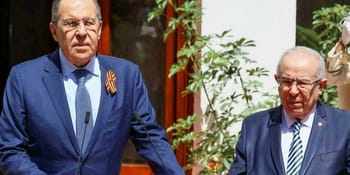 Deux hommes politiques algériens en réunion en plein air.