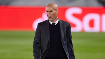 Zinedine Zidane, entraîneur de football, sur le terrain.