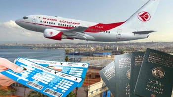 Avion de ligne Algérie Airlines en vol au-dessus de la ville.