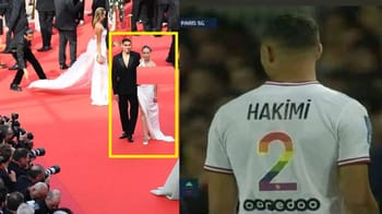 Personnes en tenue élégante sur tapis rouge lors d'une cérémonie au Maroc.