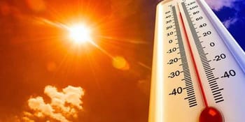 Thermomètre indiquant une forte chaleur sous un soleil éclatant.