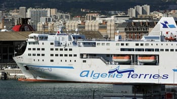 Ferry Algérie Ferries en escale à Marseille, port animé.