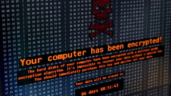 Écran de code binaire avec un symbole de piratage informatique en pixel art.
