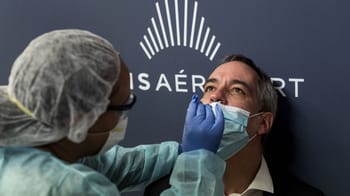Homme en test PCR, professionnel de santé, en France.
