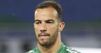 Djamel Benlamri, joueur de football algérien, en pleine action sur le terrain.