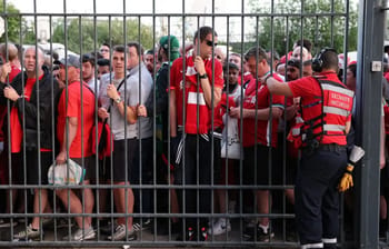 Foule derrière une barrière, tension lors d'un incident au stade de France.