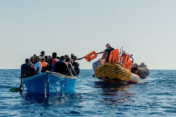 Groupes de migrants sauvés en mer avec des bateaux de secours.