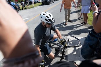 Cycliste tombé de son vélo lors d'une balade en plein air.