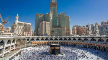 Vue de la Kaaba à La Mecque lors du Hadj 2022, foule de pèlerins en prière.