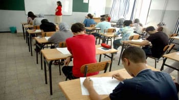 Étudiants en examen du Bac dans une salle d'examen en Algérie.