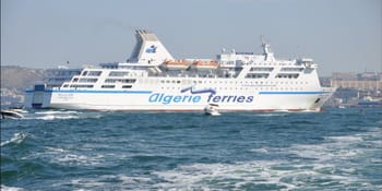 Ferry Algérie Ferries naviguant en mer avec le logo visible.