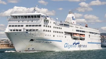 Ferry Algérie Ferries naviguant en mer avec logo visible.
