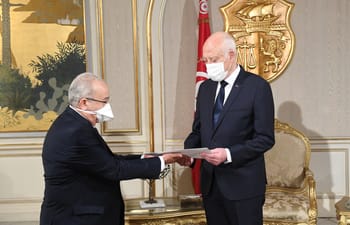 Deux dirigeants en échange de documents dans un cadre officiel.