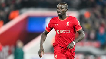 Sadio Mané, joueur de football en maillot rouge, sur le terrain.