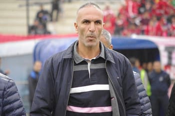 Samir Zaoui, entraîneur de football, sur le terrain lors d'un match.