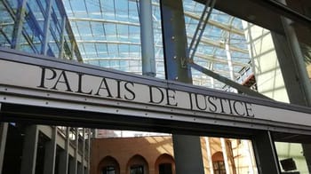 Entrée du Palais de Justice avec architecture moderne en verre.