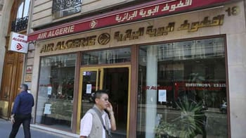 Agence Air Algérie à Paris, vitrine avec logo et affiches.